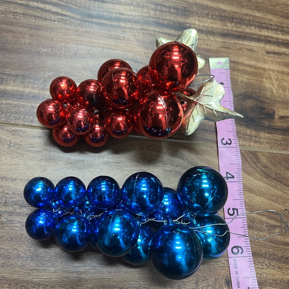 Lot of Vintage grapes clusters blue & red